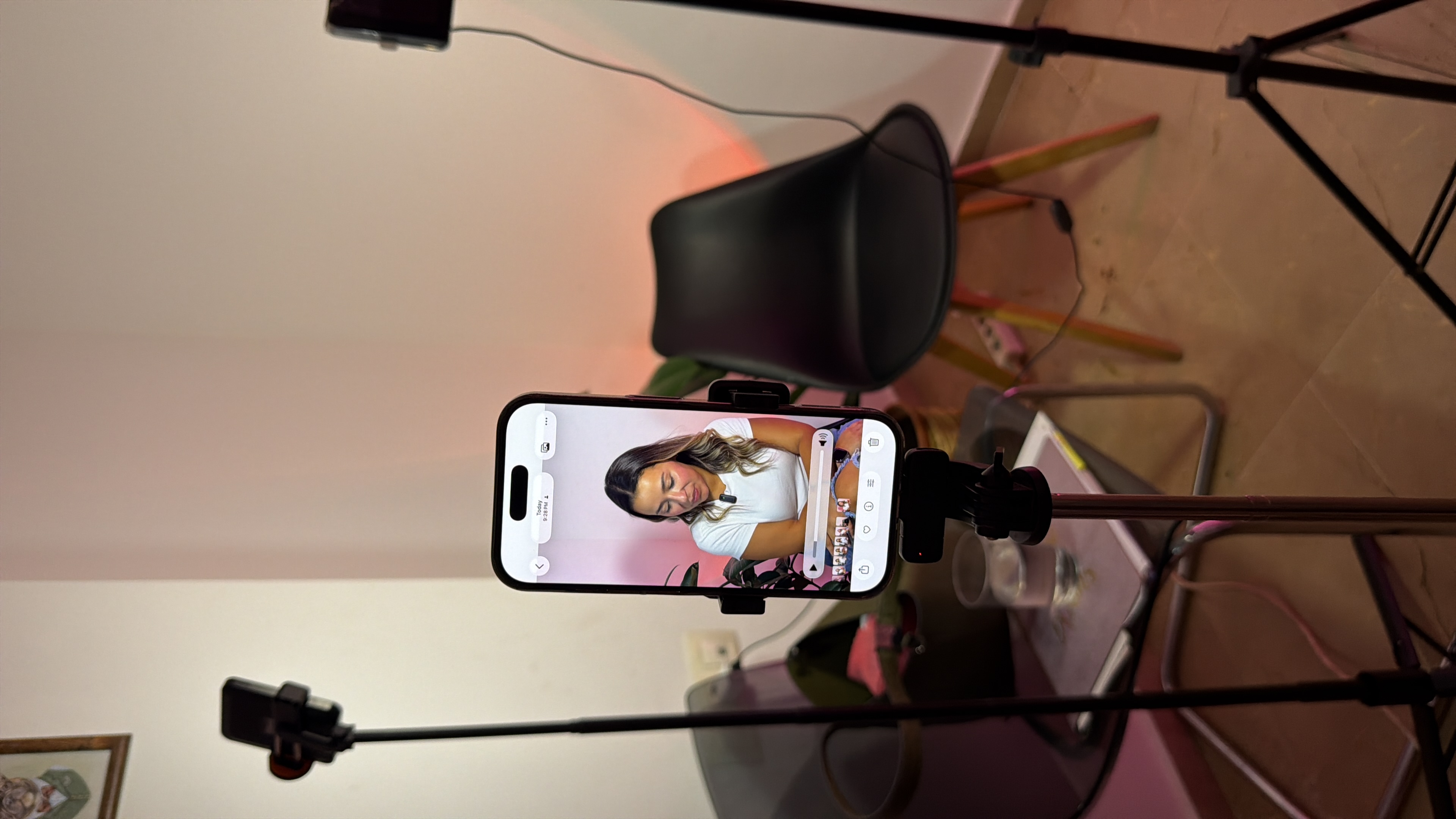 Móvil en trípode grabando a una persona en el set de producción